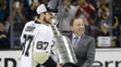 Kapitán Sidney Crosby si preberá Stanley cup z rúk šéfa NHL Garyho Bettmana.