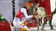 Slovenka Petra Vlhová kŕmi sobie mláďa po triumfe v slalome Svetového pohára alpských lyžiarok vo fínskom Levi.