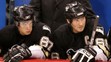 Kapitán tímu Pittsburgh Penguins Mario Lemieux (vpravo) a spoluhráč Sidney Crosby (29. novembra 2005.)