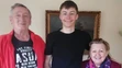 Jakub pózuje s medailami spolu s babkou Jankou a dedom Ondrejom.