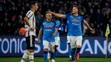 Spoluhráči z Neapola Amir Rrahmani  a Stanislav Lobotka počas zápasu proti Juvetusu Turín.