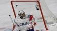 Andreas Bernard z Talianska čelí strele v dueli MS 2017 proti USA.