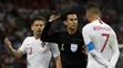 Cristiano Ronaldo a spoluhráč Adrien Silva v debate s mexickým rozhodcom Cesarom Ramosom.