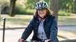 Ministerka pôdohospodárstva a rozvoja vidieka Gabriela Matečná prichádza na bicykli na schôdzu vlády.
