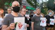 Ľudia s portrétmi Vytaľa Šyšova pred bieloruskou ambasádou v Kyjeve.