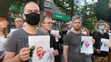 Ľudia s portrétmi Vytaľa Šyšova pred bieloruskou ambasádou v Kyjeve.