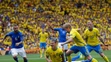 Švédska ikona hráč Zlatan Ibrahimovič padá po kolízii s Talianom Andreou Barzaglim, loptu berie Emil Forsberg.
