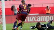 Hráči FC Barcelona Luis Suarez a Neymar sa tešia z jediného gólu do brány FC Sevilla, zápas prehrali 1:2.