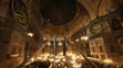 Moslimovia počas modlitby Tarawih v mešite Hagia Sofia v Istanbule.
