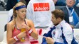 Anna Karolína Schmiedlová s kapitánom Matejom Liptákom počas zápasu Fed Cupu proti Austrálii.