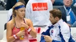 Anna Karolína Schmiedlová s kapitánom Matejom Liptákom počas zápasu Fed Cupu proti Austrálii.