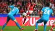 Kostas Mitroglou (Benfica) strieľa na bránu medzi Nicolasom Lombaertsom(vľavo) a Ezequiel Garay (obaja Zenit Petrohrad).