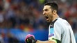 Brankárska legenda Gianluigi Buffon sa raduje z gólu spoluhráča Emanueleho Giaccheriniho proti Belgicku.