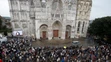 Ľudia zhromaždení pred katedrálou Notre Dame