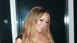 Mariah Carey sa svojpomocne snaží nastúpiť do auta