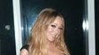 Mariah Carey sa svojpomocne snaží nastúpiť do auta