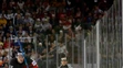 Kanaďan Mitch Marner vo výskoku a Švéd Elias Lindholm s pukom.