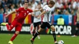 Poľský reprezentant Krzysztof Maczynski (vľavo) a nemecký hráč Thomas Müller.