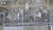 Na leteckej snímke z 20. marca 2011 pohľad na zničený reaktor 4 (vľavo) a reaktor 3  v jadrovej elektrárni Fukušima.