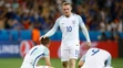 Anglický futbalista Wayne Rooney utešuje svojich spoluhráčov po osemfinálovej prehre s Islandom na ME.