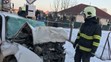 Hasič stojí pri osobnom aute, ktorého predok zdemolovala čelná zrážka s autobusom v Trebaticiach.