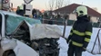 Hasič stojí pri osobnom aute, ktorého predok zdemolovala čelná zrážka s autobusom v Trebaticiach.
