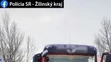 Traktor sa po zrážke zrútil do rieky.
