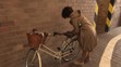 Lucia Nicholsonová parkuje bicykel v parlamentnej garáži.