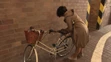 Lucia Nicholsonová parkuje bicykel v parlamentnej garáži.