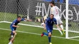 Talian Giorgio Chiellini (vpravo) sa teší po strelení úvodného gólu v osemfinále ME proti Španielsku.