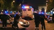 Na snímke z videa policajti hliadkujú na bulvári Champs-Élysées v centre Paríža, kde došlo k streľbe.
