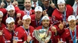Pózovanie s trofejou pre svetových šampiónov z MS v Rusku v podaní kanadskej reprezentácie