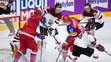 Rusi Alexander Barabanov (vľavo) a Jevgenij Kuznecov útočia na bránku Lotyšska v stretnutí MS 2017.