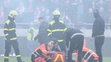 Záchranári ratujú zraneného v derby zápase Trnavy so Slovanom.