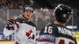 Colton Parayko (vľavo) a jeho kanadský spoluhráč Mitch Marner sa tešia zo zásahu proti Nórsku v stretnutí MS 2017.