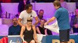 Yannick Noah masíruje Annu Karolínu Schmiedlovú a uterákom ju ovieva Mats Wilander počas mixu na exhibícii Tennis Champions.