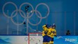 Hráči Švédska oslavujú gól v dueli ZOH 2022 proti Slovensku.
