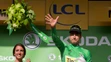 Peter Sagan hádže do davu kyticu