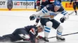 Fínska hviezda Mikael Granlund (v bielom) proti Američanovi Connorovi Murphymu počas duelu B-skupiny na MS v Rusku.