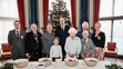 Štyri generácie v Buckinghamskom paláci varia vianočný puding.
