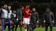 Zranený Zlatan Ibrahimovič z ManUtd opúšťa trávnik v odvete štvrťfinále EL proti Anderlechtu.