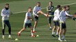 Futbalista Realu Madrid Karim Benzema (v strede) na tréningu pred  El Clasico