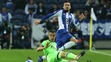 Hráč Porta Alex Telles a útočník Franco Di Santo zo Schalke počas zápasu v skupinovej fáze LM.