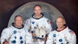Prezident Richard Nixon sa zdraví z astronautmi v karanténe.