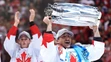 Brad Marchand s trofejou pre víťaza Svetového pohára, vďaka ktorému ju Kanada získala.