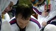 Peter Bondra vyberá z ľadu zlatú medailu spoluhráčovi Petrovi Smrekovi na MS v Göteborgu.