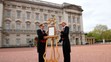 Oficiálny list, v ktorom potvrdili správu o narodení kráľovského dieťaťa, vystavili pred Buckinghamský palác na ornamentálny zla