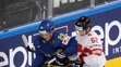 William Nylander (vľavo) zo Švédska si prikrýva puk pred Švajčiarom Denisom Malginom vo štvrťfinále MS 2017.