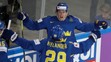 Švéd Nicklas Bäckström (vzadu) oslavuje so spoluhráčom Williamom Nylanderom gól vo štvrťfinále MS.2017.