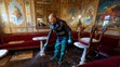 Čistenie historickej kaviarne Florian v Benátkach na Námestí San Marco, ktorú zaplavilo.